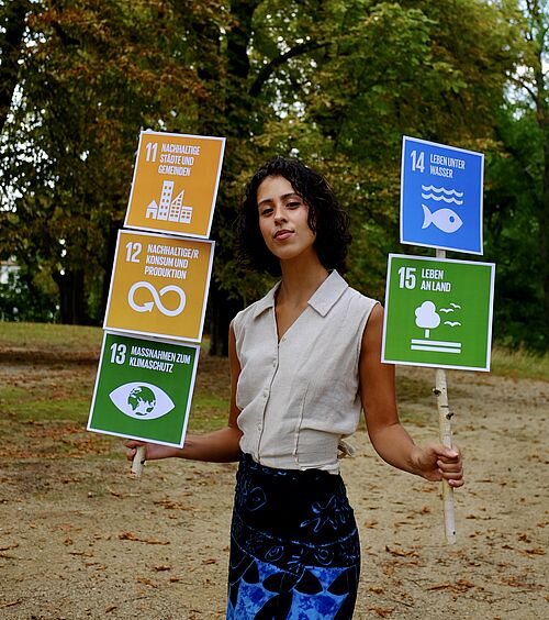 Pinar Dogantekin hält SDG 11 bis 15 in den Händen. 