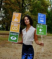 Pinar Dogantekin hält SDG 11 bis 15 in den Händen. 