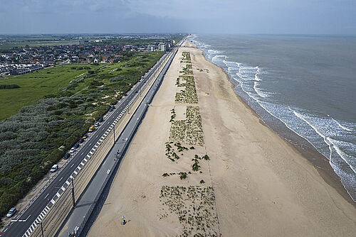 Luftaufnahme des Dünen-Deich-Systems in Raversijde, Belgien.