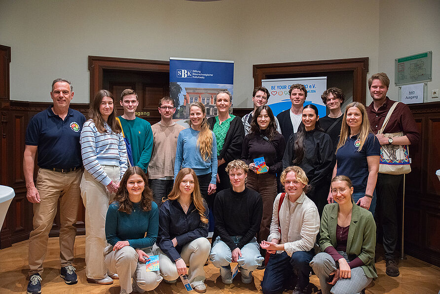 Die Architekturstudierenden der Technischen Universität Braunschweig mit dem Team des BE YOUR OWN HERO e. V. im Haus der Stiftungen in Braunschweig