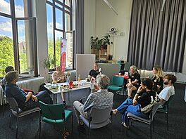 Theresa Hannig im Gespräch mit Gästen des Changemaker Cafés