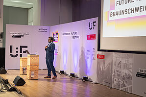 Udbhav Tiwari, Signal Vizepräsident für Strategie und globale Angelegenheiten, bei seinem Vortrag auf der Future Tech:Stage Braunschweig