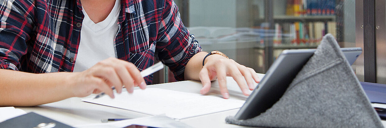 Studierender lernt in der Universitätsbibliothek 