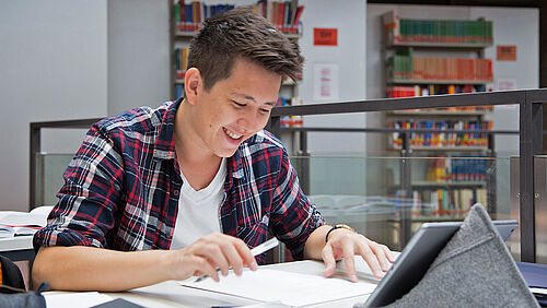 Studierender lernt in der Universitätsbibliothek