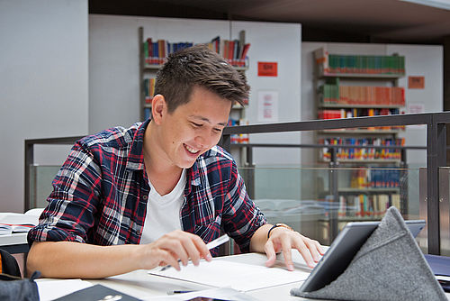 Studierender lernt in der Universitätsbibliothek