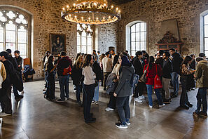 Studierende stehen beim offiziellen Empfang der Stadt Braunschweig in der Dornse.