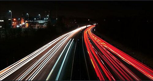 Autospuren auf einer Autobahn in der Nacht