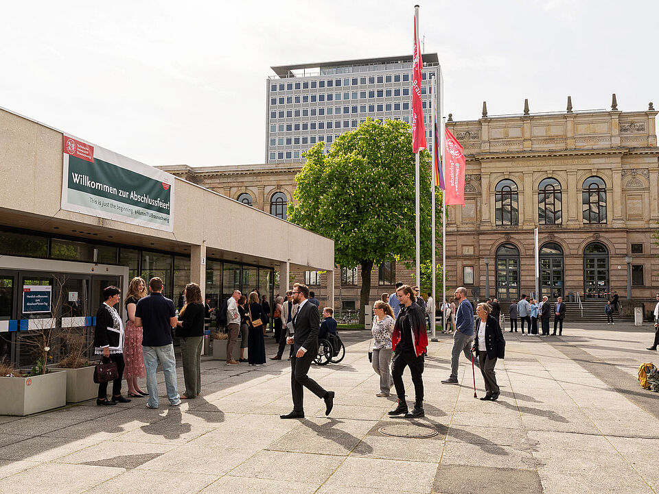Eintreffen zur Abschlussfeier im Audimax