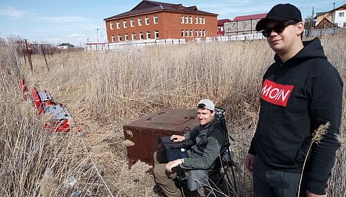 Die Doktoranden Jan Mudler (links) und Malte Lührs während der ersten Testmessungen in Yakutsk.