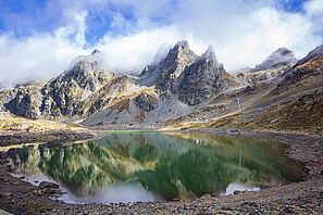 Wanderung zum Lac Robert mit Blick auf einen französischen Bergsee.