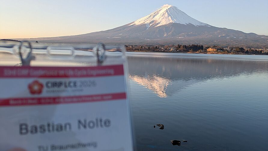 Bastian Nolte am Fuß des Mount Fuji.