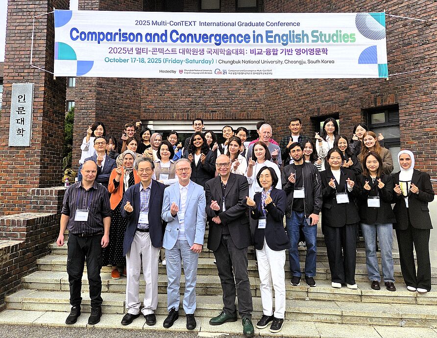 Gruppenfoto: Die Teilnehmenden an der 2025 Multi-ConTEXT International Graduate Conference, Chungbuk University, Cheongju, Südkorea. Die Geste ist das koreanische Fingerherz (songarak hateu)