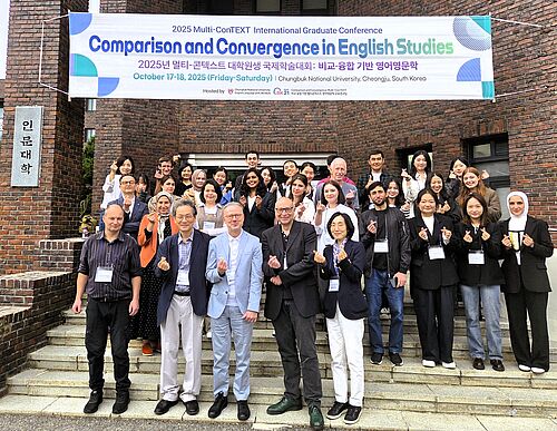 Gruppenfoto: Die Teilnehmenden an der 2025 Multi-ConTEXT International Graduate Conference, Chungbuk University, Cheongju, Südkorea. Die Geste ist das koreanische Fingerherz (songarak hateu)