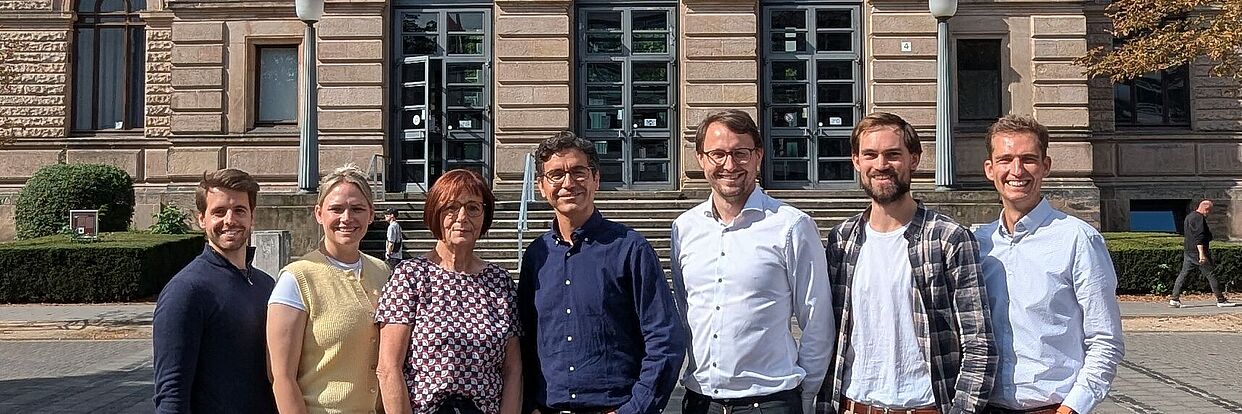 Zu sehen ist das Team des IPTP vor dem Altgebäude der TU Braunschweig 