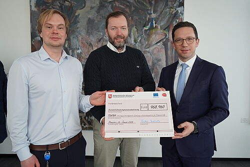 Förderbescheidübergabe in Hannover: Wissenschaftsminister Mohrs, Prof. Michaela Herre und Prof. Daniel Schröder (v.r.n.l.). 