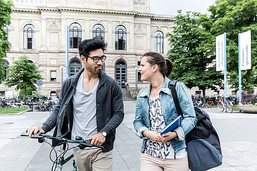 Studierende unterhalten sich auf dem Forumsplatz