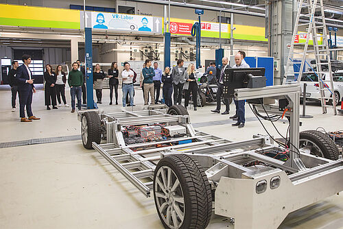 Beim Kickoff des Projektes MIAMy, das autonome Fahrzeugkonzepte auf die Straße bringen soll. 