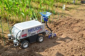 HELIOS Evo mit einem Anbaugerät