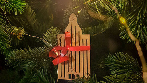 Haus der Wissenschaft als Weihnachtsanhänger im Weihnachtsabaum