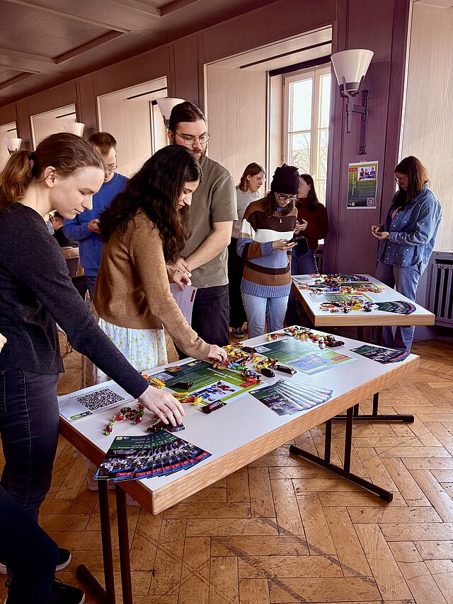 Studierende an Infotisch