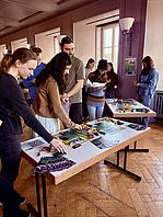 Studierende an Infotisch