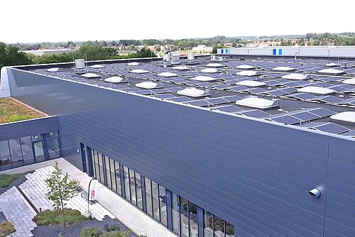 Die bisher größte Photovoltaik-Anlage der TU Braunschweig auf dem NFF.