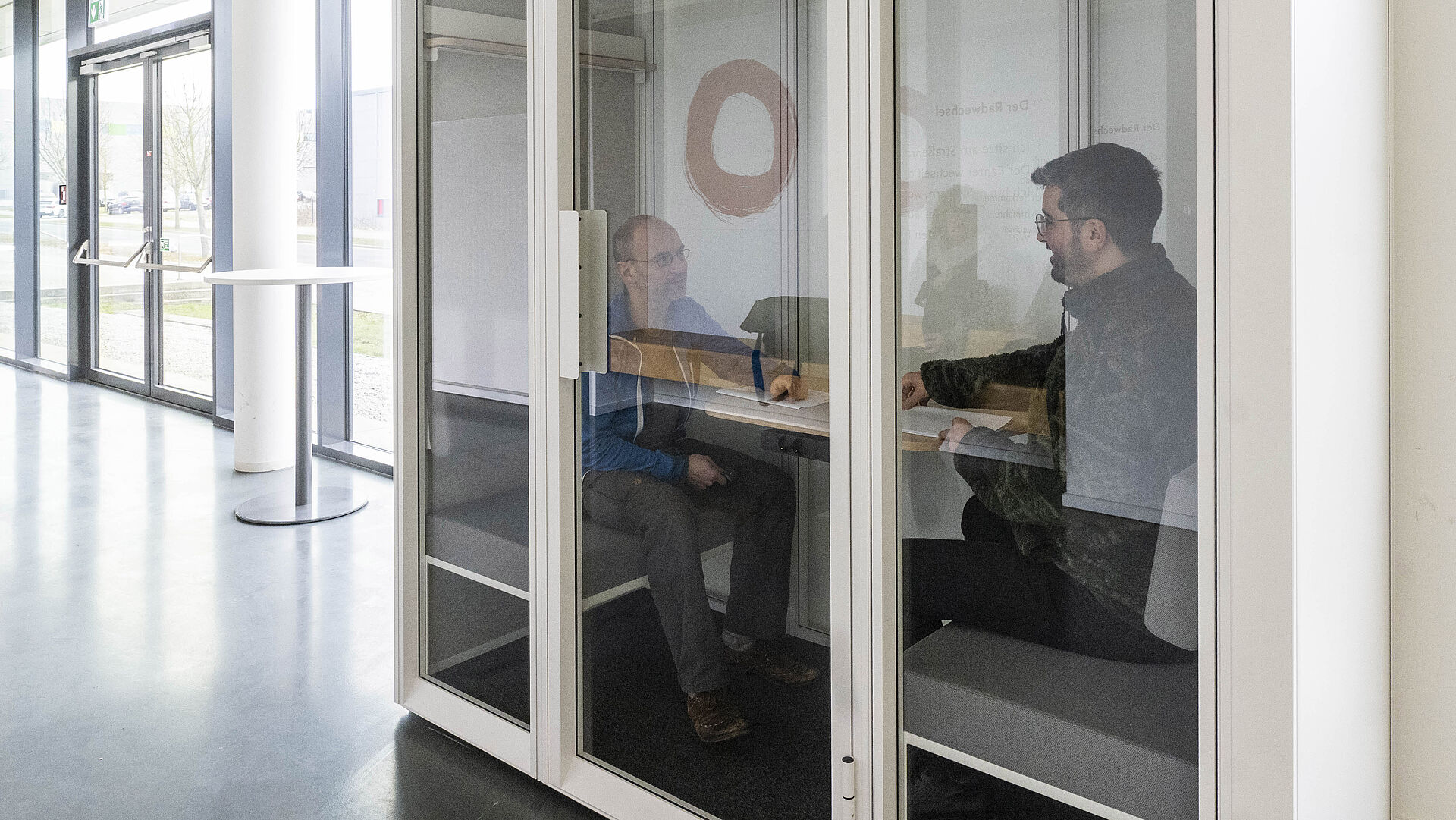 Zwei Menschen sitzen in einer NFF-Silent-Box