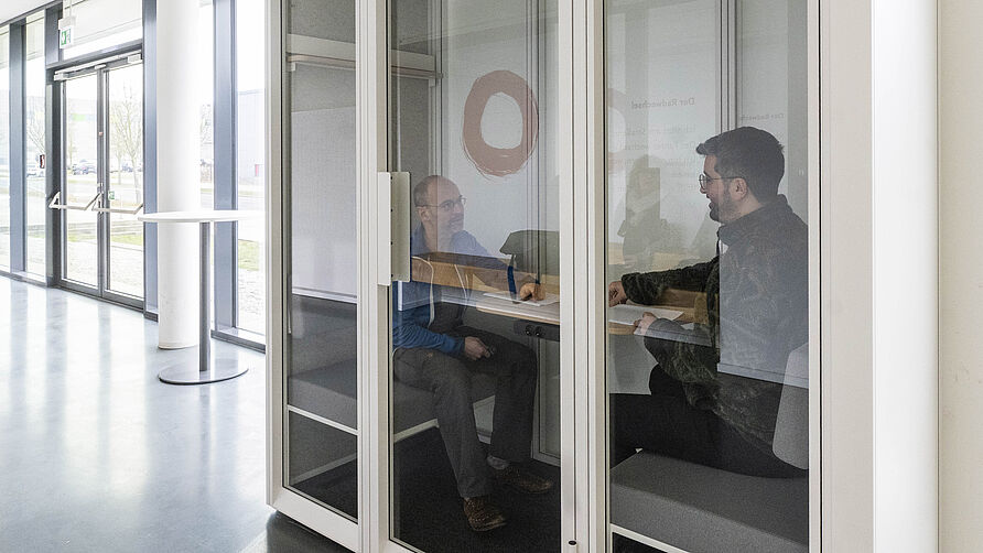 Zwei Menschen sitzen in einer NFF-Silent-Box