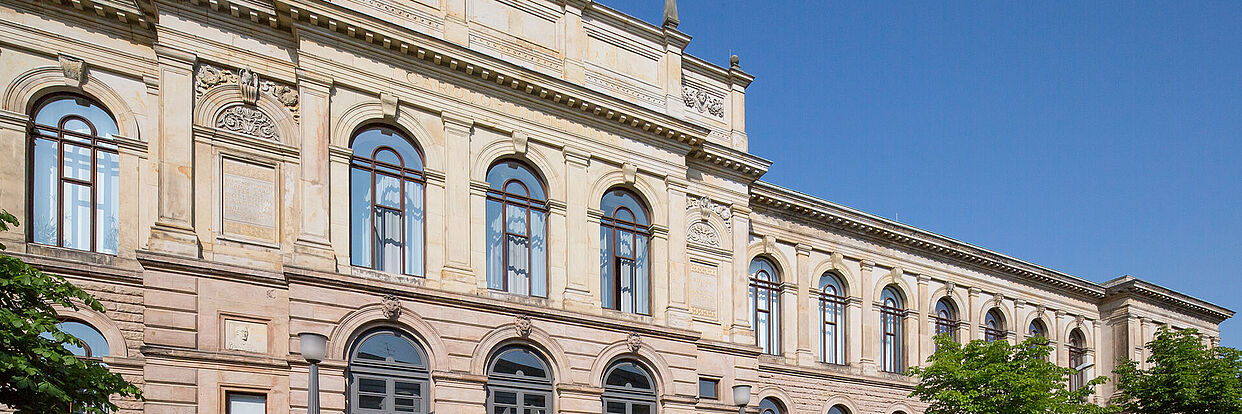 Studierende vor dem Altgebäude 