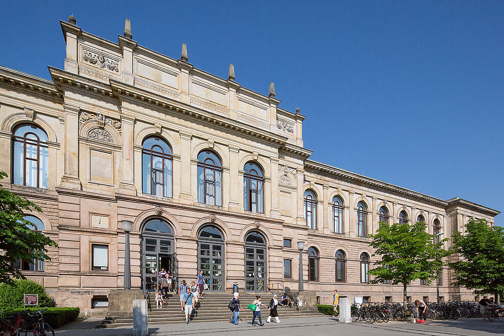 Studierende vor dem Altgebäude