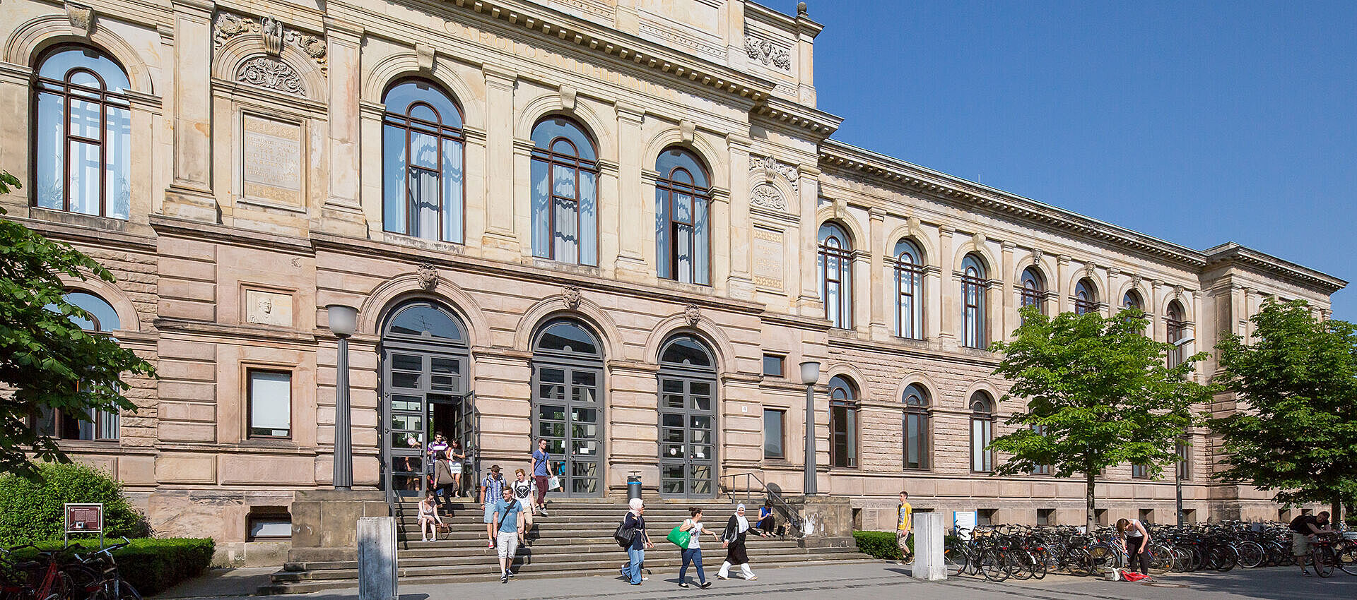 Studierende vor dem Altgebäude
