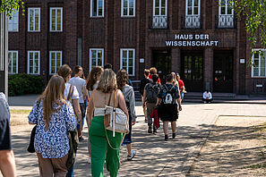 Schüler und Schülerinnen folgen einer Campus-Tour zum Haus der Wissenschaft