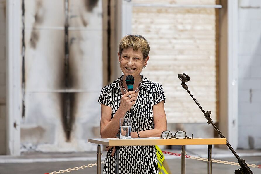 Die Präsidentin der TU Braunschweig, Angela Ittel, begrüßte Ministerpräsident Olaf Lies im Zentrum für Brandforschung. 