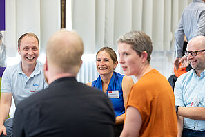 Teilmehmende im Gespräch