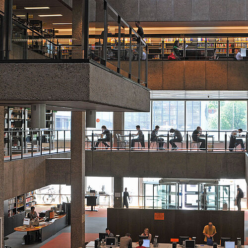 Studierende in der Universitätsbibliothek