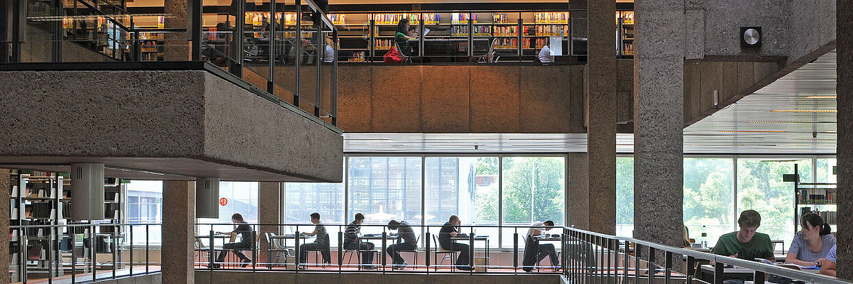 Studierende in der Universitätsbibliothek 