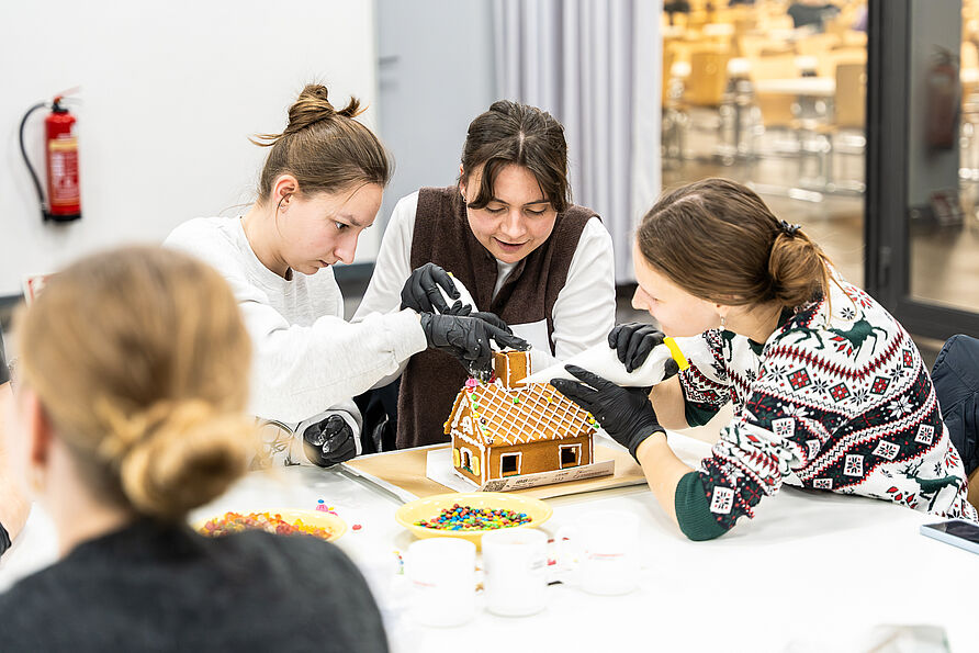 Studierende bauen gemeinsam Lebkuchenhäuser #6