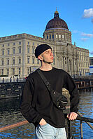 Ein Student steht vor der Kulisse des Berliner Humboldt Forums. 