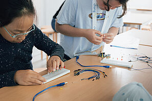 Bild dient der Dekoration, Kinder experimentieren