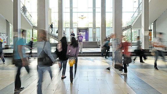 Silouetten im Foyer des Altgebäudes