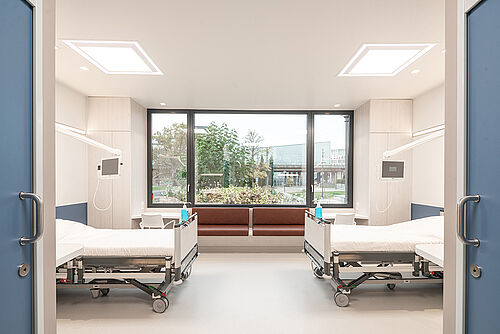 Im Patientenzimmer der Zukunft sind die Betten gegenüber statt nebeneinander aufgestellt.