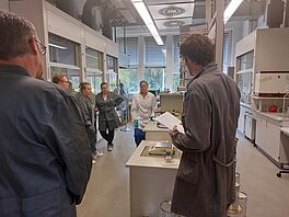 Demonstration der Probenvorbereitung im Bitumenlabor