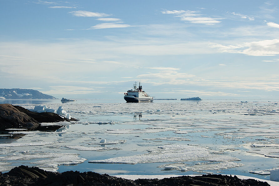 Ohne die enge Zusammenarbeit zwischen der TU Braunschweig, dem GEOMAR Helmholtz-Zentrum Kiel und dem Alfred-Wegener-Institut in Bremerhaven mit dem Forschungseisbrecher „Polarstern“ wäre die Studie zur Abschätzung des menschlichen Einflusses auf den Bleieintrag im Arktischen Ozean nicht möglich gewesen.
