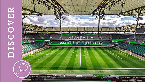 Blick von der Tribüne auf das Fußballfeld der Volkswagen Arena