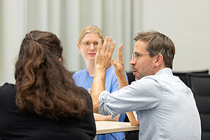 Teilnehmende im Gespräch