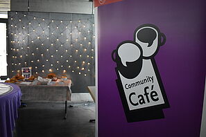 Community Café Roll-up und Essen + Lichtkette