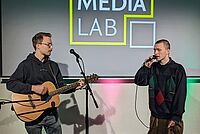 Zwei Studenten treten als Musikakt auf