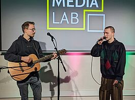 Zwei Studenten treten als Musikakt auf
