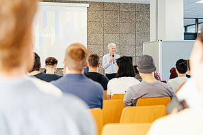 Prof. Meinhard Schilling hält eine Ansprache während der S.o.S.-Abschlussveranstaltung für das Sommersemester 2023.
