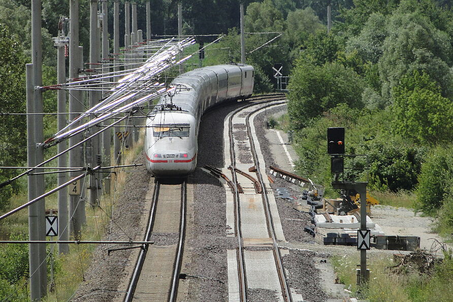 Neubau des Gleises einschließlich des Schaffens einer neuen Weichenverbindung zwischen den beiden Gleise bei der Ortschaft Weddel.